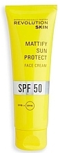 Düfte, Parfümerie und Kosmetik Mattierende Sonnenschutzcreme für das Gesicht - Revolution Skin SPF 50 Mattify Sun Protect Face Cream