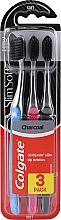 Zahnbürste weich blau, rosa, schwarz - Colgate Slim Soft Charcoal  — Bild N1