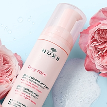 Leichter beruhigender Gesichtsreinigungsschaum mit Rosenblütenwasser - Nuxe Very Rose Light Cleansing Foam — Bild N2