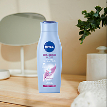 Shampoo für mehr Glanz mit flüssigem Keratin - Nivea Shine Shampoo Diamond Gloss — Bild N3