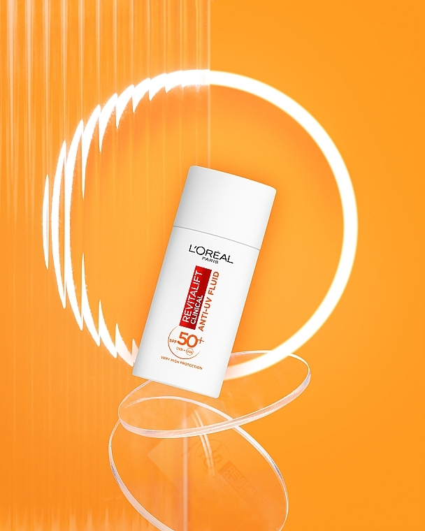 Leuchtende Tagescreme mit SPF 50+ - L'Oreal Paris Revitalift Clinical — Bild N12