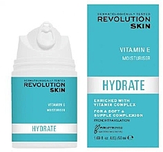 Feuchtigkeitsspendende Gesichtscreme - Revolution Skincare Hydrate Vitamin E & B3 Moisturiser — Bild N1