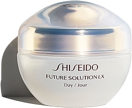 Düfte, Parfümerie und Kosmetik Feuchtigkeitsspendende Anti-Aging Tagescreme SPF 15 - Shiseido Future Solution LX Daytime Protective Cream SPF15
