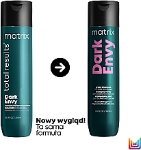 Shampoo zur Neutralisierung von unerwünschtem Messing- und Orangestich - Matrix Total Results Dark Envy Shampoo — Bild N6