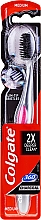 Düfte, Parfümerie und Kosmetik Zahnbürste mit Aktivkohle mittel 360° Charcoal schwarz-rosa - Colgate 360 Charcoal Infused Toothbrush Medium Bristles