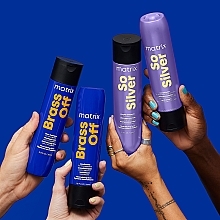 Farbneutralisierendes Shampoo für kühle Farbergebnisse - Matrix Total Results Brass Off Blue Shampoo For Brunettes — Bild N12
