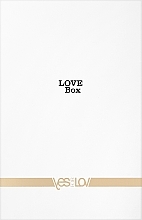 Set für erotische Spiele - YESforLOV Love Box (Erregendes Massageöl 30ml + Körperschrift mit Kirschgeschmack 1 St. + Erregungsgel für die Frau + Hauchzarte Feder 1 St.) — Bild N1