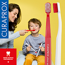 Kinderzahnbürste ultra weich rot, weiß 2 St. - Curaprox Kids Swiss School Toothbrush — Bild N2