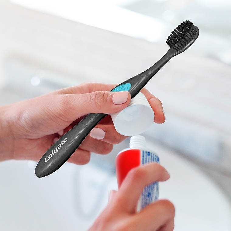 Zahnbürste mit Aktivkohle mittel 360° Charcoal schwarz-grün - Colgate 360 Charcoal Infused Toothbrush Medium Bristles — Bild N5