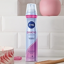 Haarlack "Diamond Gloss" Extra starker Halt - NIVEA Hair Care Diamond Gloss Styling Spray — Bild N2