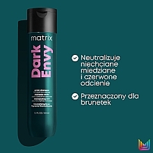 Shampoo zur Neutralisierung von unerwünschtem Messing- und Orangestich - Matrix Total Results Dark Envy Shampoo — Bild N12