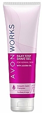Düfte, Parfümerie und Kosmetik Feuchtigkeitsspendendes und glättendes Rasiergel mit Jojobaöl - Avon Works Silky Stay Shave Gel