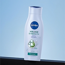 Haarshampoo für mehr Volumen - NIVEA Volumen & Strength Shampoo  — Bild N6