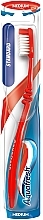 Zahnbürste mittel Standard rot - Aquafresh Standard Medium — Bild N1