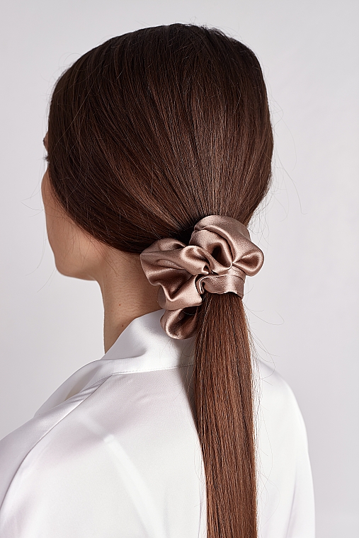 Haargummi aus Naturseide dunkelbeige - de Lure Scrunchie — Bild N2