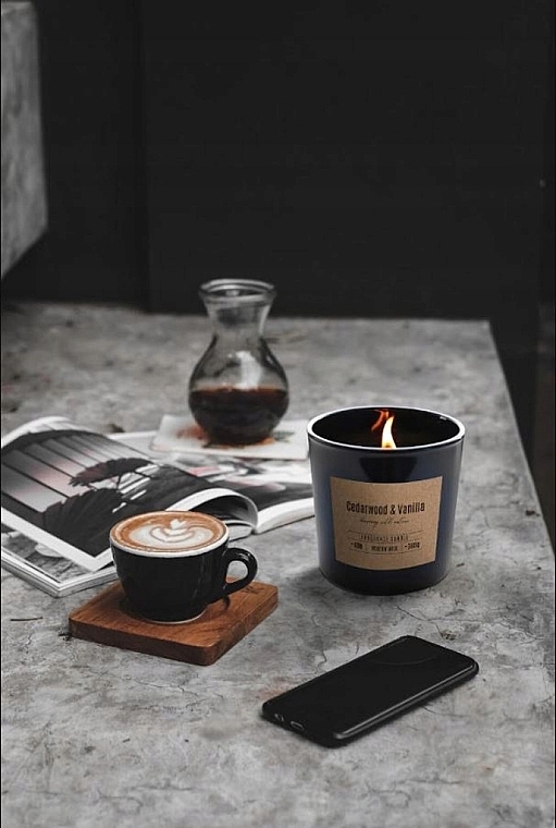 Duftkerze mit Holzdocht im runden Glas - Bispol Fragrance Candle Cedarwood & Vanilla  — Bild N3