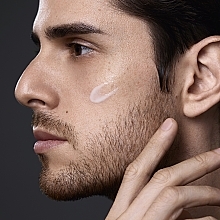 Feuchtigkeitspflege mit Marine Protein Complex - Shiseido Men Total Revitalizer Light Fluid — Bild N5