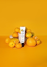 GESCHENK! Gesichtsserum in Ampulle mit Yuzu-Extrakt - FarmStay Citrus Yuja Vitalizing Rich Therapy Ampoule  — Bild N4