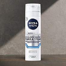 Revitalisierender Rasierschaum - NIVEA MEN Sensitive Recovery Foam — Bild N3