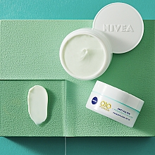 Feuchtigkeitsspendende Anti-Falten-Tagescreme für Mischhaut - Nivea Q10 Power — Bild N4