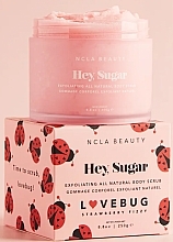 Düfte, Parfümerie und Kosmetik Körperpeeling - NCLA Beauty Hey, Sugar Lovebug Body Scrub Strawberry Fizzy
