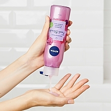 Erfrischendes Duschgel Himbeere, Blaubeere und Mandelmilch - NIVEA Fresh Blends Refreshing Shower Raspberry Blueberry Almond Milk — Bild N3