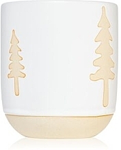 Duftkerze im Glas weiß mit gold - Paddywax Cypress & Fir Ceramic Candle With Tree Pattern & Wooden Wick White — Bild N2