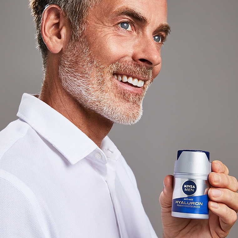 Feuchtigkeitsspendende Anti-Aging Gesichtscreme mit Hyaluronsäure für alle Hauttypen SPF 15 - Nivea Men Anti-Age Hyaluron Face Moisturizing Cream SPF 15 — Bild N4