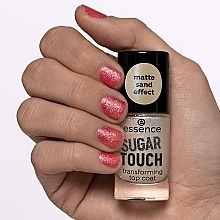 Decklack mit mattem Sandeffekt - Essence Sugar Touch Transforming Top Coat — Bild N5