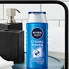 Pflegeshampoo für Männer "Strong Power" - NIVEA MEN Shampoo — Foto N4