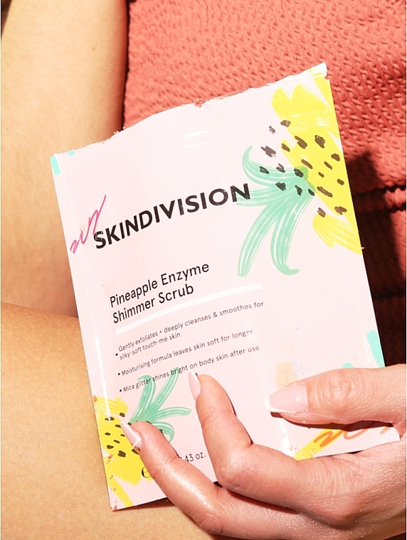 Schimmerndes, glättendes und hauterneuerndes Körperpeeling mit Ananasstielpulver - SkinDivision Pineapple Enzyme Shimmer Scrub — Bild N3