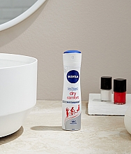 Deospray Antitranspirant - NIVEA Deodorant Dry Spray  — Bild N3