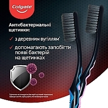 Zahnbürste mit Holzkohle weich schwarz-blau - Colgate Toothbrush — Foto N13