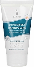 Feuchtigkeitsspendende Haarspülung für trockenes Haar - Bioturm Lotus Effect Conditioner Nr.18 — Bild N1