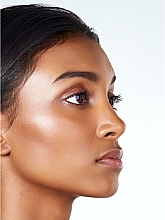 Cremiger Highlighter für das Gesicht mit Perlmutteffekt - SkinDivision Illuminating Balm — Bild N5