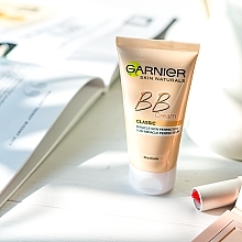 5in1 Feuchtigkeitsspendende BB Creme mit LSF 15 - Garnier Skin Naturals Classic Miracle Skin Perfector — Bild N4