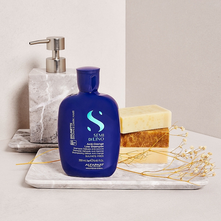 Mildes Shampoo gegen Orangenstich für mittelbraunes bis braunes Haar - AlfaParf Milano Semi Di Lino Brunette Anti-Orange Low Shampoo — Bild N5
