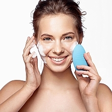 2in1 Kompaktes Anti-Aging Massagegerät und reinigende Gesichtsbürste für Mischhaut - Foreo Luna 2 Combination Skin — Bild N5