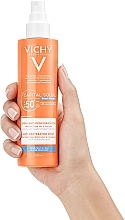 Sonnenschutzspray für den Körper mit Hyaluronsäure SPF 50+ - Vichy Capital Soleil Beach Protect Anti-Dehydration Spray SPF 50 — Bild N3