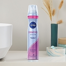 Haarlack "Diamond Gloss" Extra starker Halt - NIVEA Hair Care Diamond Gloss Styling Spray — Bild N3