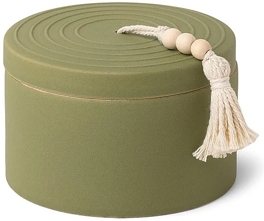 Duftkerze im Glas hellgrün - Paddywax Cypress & Fir Ceramic Candle With Lid & Beaded Hang Tag Sage Green — Bild N1