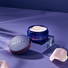 Revitalisierende Nachtcreme für reife Haut - Nivea Vital Radiant Complexion Regenerating Night Cream — Bild N4