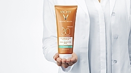Erfrischende und feuchtigkeitsspendende Sonnenschutzmilch für Körper und Gesicht SPF 30 - Vichy Capital Soleil Hydrating Milk SPF 30 — Bild N10