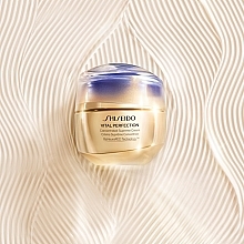 Konzentrierte Creme für reife Haut - Shiseido Vital Perfection Concentrated Supreme Cream  — Bild N6