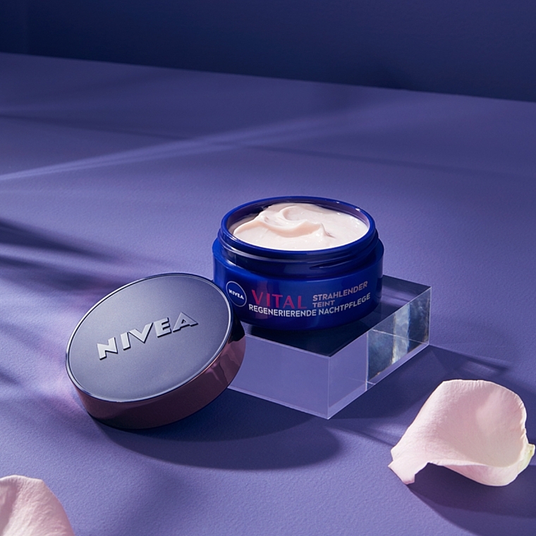 Revitalisierende Nachtcreme für reife Haut - Nivea Vital Radiant Complexion Regenerating Night Cream — Bild N5