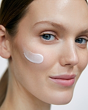 Anti-Aging Tagescreme für das Gesicht mit Klettenextrakt - Nivea Naturally Good Anti Age Day Cream Organic Burdock Extract — Bild N3