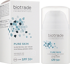 Revitalisierende Tagescreme gegen die ersten Zeichen der Hautalterung mit LSF 50 mit Hyaluronsäure - Biotrade Pure Skin Day Cream — Bild N2