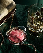 Zweifarbiges Rouge mit marmorierter Textur - Catrice Catrice Cheek Lover Marbled Blush — Bild N6