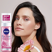 Reinigungsschaum mit Bio-Rosenwasser für das Gesicht - Nivea Rose Touch — Bild N3