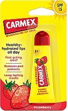 Feuchtigkeitsspendender Lippenbalsam für trockene und rissige Lippen mit Erdbeergeschmack SPF 15 - Carmex Lip Balm — Bild N2